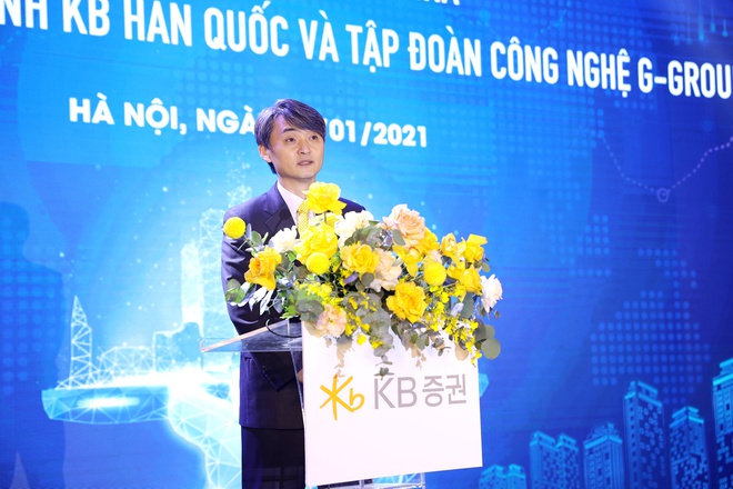 Ông Peter Park - đại diện Công ty chứng khoán KB Việt Nam phát biểu tại buổi họp báo.